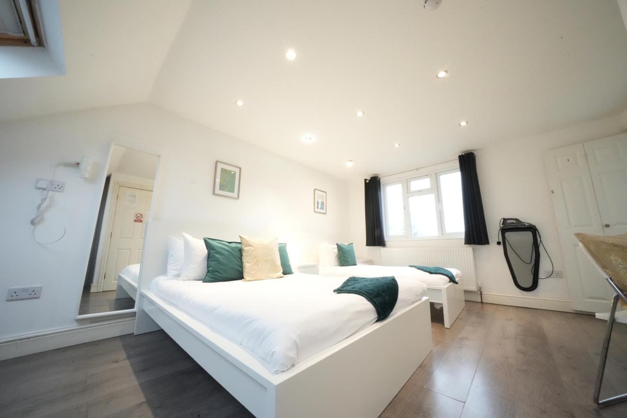 Grand Airport Ensuites Harmondsworth Exteriör bild