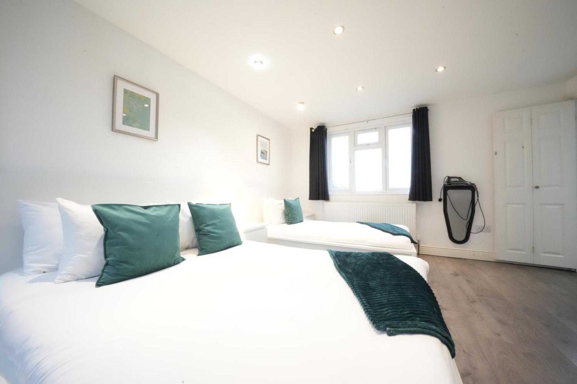 Grand Airport Ensuites Harmondsworth Exteriör bild